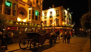 DUB Dublin - The Oliver St John Cogart Bar on Temple Bar by night 3008x2000