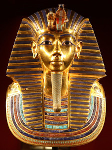 Ανταλλακτική Αξία: H θεωρητική αξία ανταλλαγής ενός προϊόντος ή μιας υπηρεσίας με άλλα. Ο χρυσός όπως και τα διαμάντια, έχει ελάχιστη πρακτική χρησιμότητα, όμως η χρηστική αξία του από καταβολής οργανωμένων κοινωνιών είναι ιδιαίτερη υψηλή. Επάνω: Νεκρικό προσωπείο του γνωστού Αιγύπτιου Φαραώ Τουταγχαμόν. Ζυγίζει 10.23 κιλά και είναι κατασκευασμένο από χρυσό 22.5 καρατίων. Περιλαμβάνει επίσης οψιδιανό, σάρδιο λίθο, αστρίους κρυστάλλους, τουρκουάζ και λίθο του αμαζόνειου. 