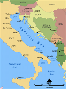 Οι χώρες με ακτές στην Αδριατική Θάλασσα, όπως τα σύνορα τους είναι σήμερα. Ο σχηματισμός κυβέρνησης από τους φασίστες του Μουσολίνι κατά το 1922 και η επακόλουθη εξωτερική τους πολιτική θα οδηγούσε στην πρώτη μεγάλη κρίση της ελληνικής και ιταλικής διπλωματίας αλλά και στην επέμβαση της Κοινωνίας των Εθνών.