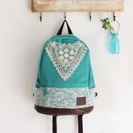 Μία παλιά τσάντα, τα σεμέν της γιαγιάς και μπόλικο χρώμα!