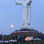 Το μεταλύτερο άγαλμα του Ιησού παρουσιάστηκε στην Πολωνία