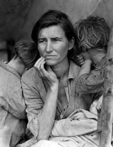 Μετανάστρια Μητέρα (1936), μία από τις πλέον χαρακτηριστικές εικόνες της ένδειας που ακολούθησε τη Μεγάλη Ύφεση (1929). Παρόλο που σχεδόν εκατό χρόνια χωρίζουν τη φωτογραφία της Dorothea Lange από το θέμα του άρθρου, η εικονιζόμενη γυναίκα υπήρξε απόγονος της φυλής των Τσερόκι, γεγονός που μας επιτρέπει ένα παράλληλο συσχετισμό με το αντικείμενο που πραγματεύεται η συνέχεια αυτού του κειμένου. 