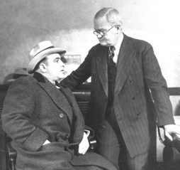 O Capone με τον αρχηγό της αστυνομίας του Σικάγο, John Stege.