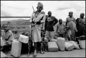 Με την ανεξαρτητοποίηση της Ρουάντα κατά το 1962, τη φυγή του βασιλιά τους και την κατάληψη της εξουσίας από τη φυλή των Χούτου, χιλιάδες Τούτσι θα προτιμήσουν να εγκαταλέιψουν τα αφιλόξενα πλέον εδάφη της Ρουάντα, κυρίως για το γειτονικό Μπουρούντι.