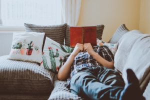 5 προτάσεις βιβλίων για όταν μένουμε σπίτι
