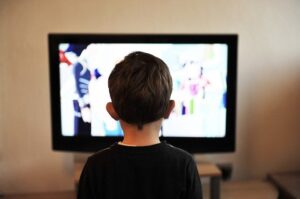 Από ποια ηλικία πρέπει να βλέπει το παιδί τηλεόραση; -Τι να προσέξουμε για να μη γίνει εθισμός.- Εναλλακτικές λύσεις ψυχαγωγίας